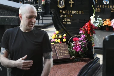ZORAN VEĆ BIO NA GROBU JELENE MARJANOVIĆ? Ostavljena korpa cveća budi sumnju, ali... (FOTO/VIDEO)
