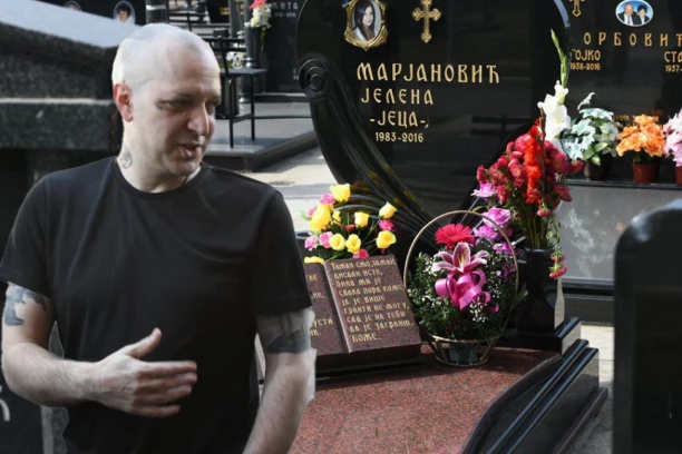 ZORAN VEĆ BIO NA GROBU JELENE MARJANOVIĆ? Ostavljena korpa cveća budi sumnju, ali... (FOTO/VIDEO)