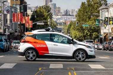 JEDVA SU DOČEKALI OVO: Robotaksi udario pešaka na prelazu, a protivnici veštačke inteligencije zapenili od besa! ISTRAGA IH JE ZAPREPASTILA