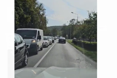 NEPREGLEDNA KOLONA VOZILA KOJA MILE, JEDVA DA SE I MIČU! Ovu deonicu grada ZAOBILAZITE, ako ne želite da ostanete zaglavljeni u saobraćaju! (VIDEO)