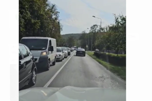 NEPREGLEDNA KOLONA VOZILA KOJA MILE, JEDVA DA SE I MIČU! Ovu deonicu grada ZAOBILAZITE, ako ne želite da ostanete zaglavljeni u saobraćaju! (VIDEO)