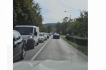 NEPREGLEDNA KOLONA VOZILA KOJA MILE, JEDVA DA SE I MIČU! Ovu deonicu grada ZAOBILAZITE, ako ne želite da ostanete zaglavljeni u saobraćaju! (VIDEO)
