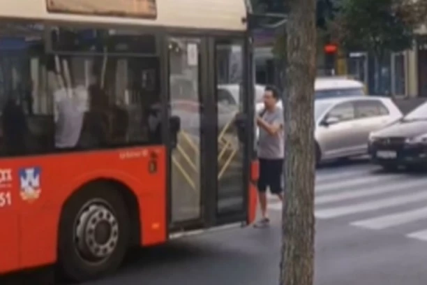 RAZBIO STAKLO AUTOBUSA I POVREDIO VOZAČA: Žestok konflikt u Sarajevskoj ulici!