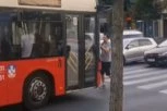 BIZARNA SCENA KOD DOMA OMLADINE: Čovek stao ispred punog autobusa U POKRETU, vozač trubi, a putnici i prolaznici zbunjeno gledaju (VIDEO)