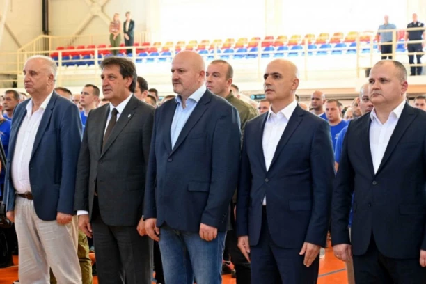 "Upravo zahvaljujući njima, mi danas živimo u Srbiji kakva jeste - zemlji mira i stabilnosti! Gašić na memorijalnom turniru "Branioci otadžbine 2023“!