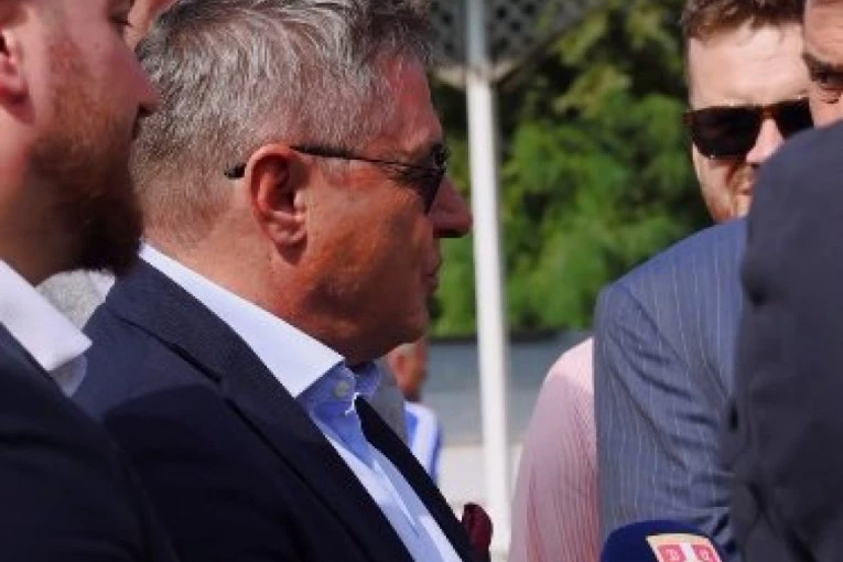 PRESTONICA DOBILA JOŠ JEDNU FUDBALSKU LEPOTICU: U filmu su na njemu igrali Moša i Tirke, a sada je terenom zaplesao selektor Stojković! (FOTO GALERIJA, VIDEO)