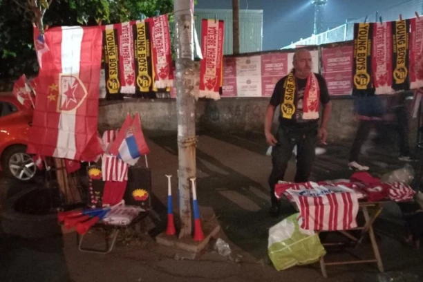 ISPRED MARAKANE MOŽE SVAŠTA DA SE KUPI: Evo koliko košta specijalni šal sa utakmice Crvena zvezda - Jang Bojs (FOTO)