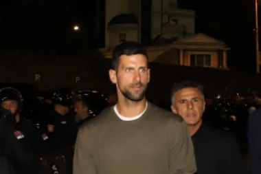 ĐOKOVIĆU NIKO NI DO KOLENA: Svi gledaju samo u Novaka gdegod da se pojavi