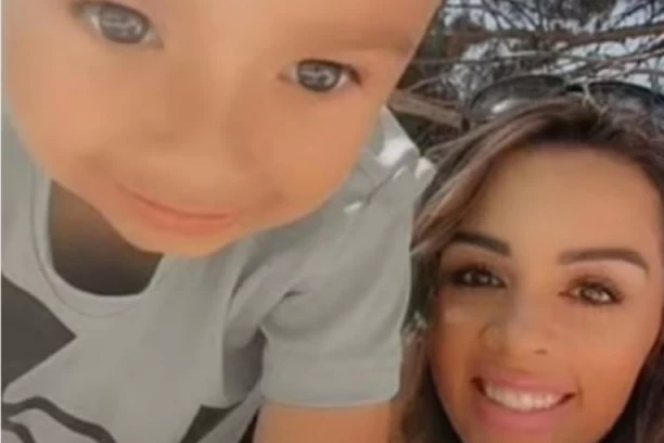 TROGODIŠNJI DEČAK SE UDAVIO U BAZENU DOK JE MAJKA SVE VREME GLEDALA U TELEFON! Velika tragedija u Teksasu!