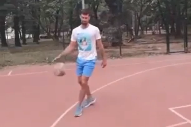 KAKAV CAR: Novak Đoković DRIBLA kao Kobi Brajant, a EVO PROTIV KOGA je ODIGRAO basket! (VIDEO)