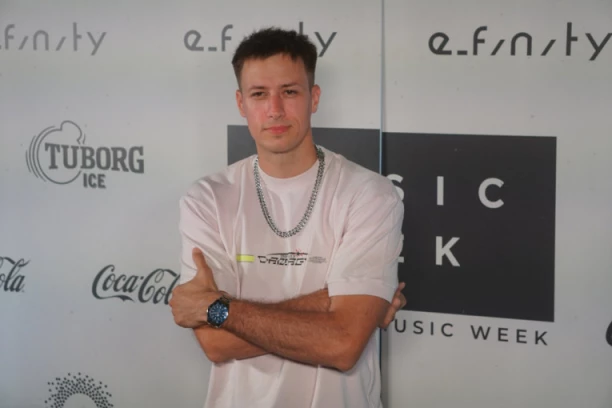 NAŠ POZNATI REPER DOBIO DETE: Osvanula slika iz porodilišta, ćerkici dao moćno, borbeno ime (FOTO)