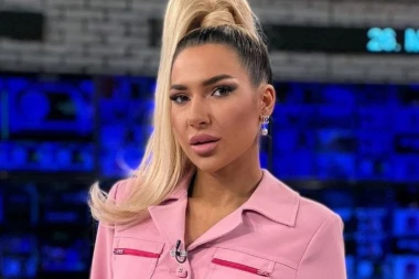 VERILA SE JOVANA JEREMIĆ?! Voditeljka Pinka pokazala ogroman DIJAMANTSKI PRSTEN (FOTO)