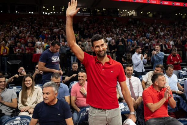 NIJE MOGAO DA PROPUSTI SPEKTAKL! Novak Đoković gleda Zvezdu Meridianbet! Evo kako su ga delije dočekale!