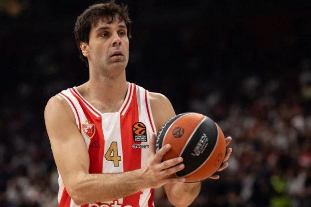 TEO IMA POSEBNU PODRŠKU! Pleja crveno-belih s TRIBINA bodre supruga i ćerka! Pogledajte kako je Jelisaveta Orašanin došla u Arenu, MNOGE bi joj pozavidele! (FOTO)