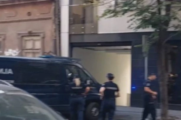 HTEO DA BACI ŽENU SA TERASE HOTELA: Nasilnik priznao da mu je bila POSLOVNA PRATNJA, razlog što je hteo da je UBIJE je zapanjujući!