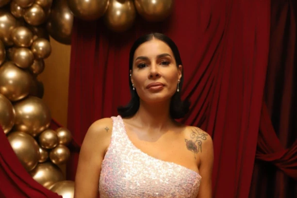 NAKON DVA POROĐAJA IMA TELO KAO PRAĆKA, A OVO JE NJENA TAJNA: Mia Borisavljević u MINI BIKINIJU pokazala čime raspolaže!