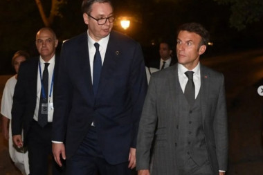 "VELIKO HVALA MAKRONU"! Vučić razgovarao sa francuskim predsednikom u Granadi! (FOTO)