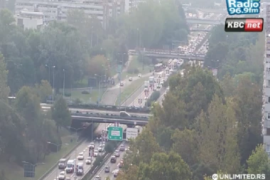 GUŽVE NA AUTO-PUTU! Jutarnji špic u punom jeku, vozila se razmilela po Beogradu!