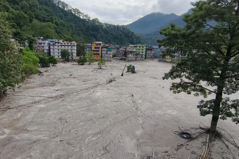 ALARMANTNO STANJE NA HIMALAJIMA! Izlivanje glečerskog jezera dovelo do poplava, POGINULO najmanje 40 osoba!