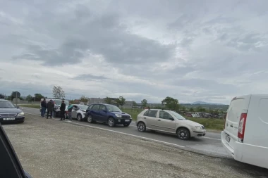 LANČANI SUDAR U KRAGUJEVCU: Zakucala se četiri vozila - ima povređenih!