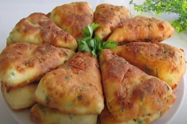 IZDAŠNI TROUGLIĆI GOTOVI ZA SEDAM MINUTA: Recept za testo koje se sprema u POSUDI, trik je u dodatom LUKU (FOTO)