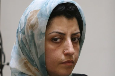 DECA IRANSKE AKTIVISTKINJE PREUZIMAJU NOBELOVU NAGRADU ZA MIR! Narges Mohamadi u zatvoru: "Plašimo se da je nikada više nećemo videti"!