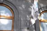 KOME TO SMETA SRPSKA ZASTAVA? SNS se oglasio povodom uništavanja državnih obeležja na objektu u Senti