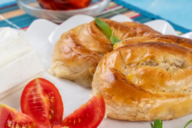 PITA SA KROMPIROM OD GOTOVIH KORA: Sočna kao da je domaća, smaže se u trenu (FOTO)