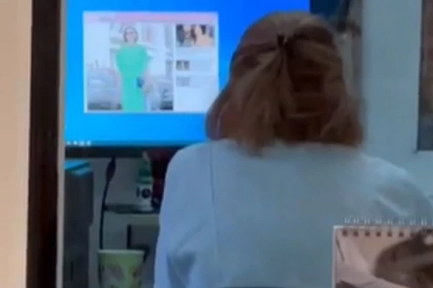 NEKA ČEKA DETE!  Evo kako medicinska sestra "ubija vreme" u KCS dok su joj hodnici puni! (FOTO)