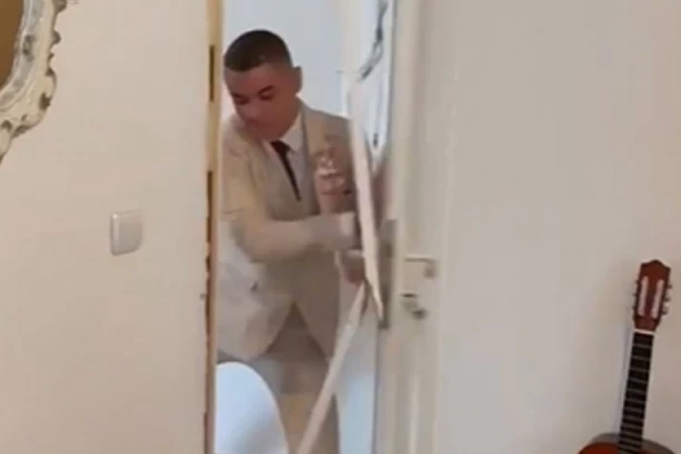 ŠOK SNIMAK SA SPSKE SVADBE! Momak razvaljuje vrata od mladine sobe! LJUDI GLEDAJU I NE VERUJU! (VIDEO)