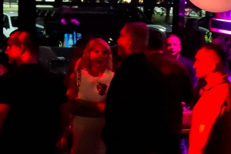 Milo Đukanović sa suprugom na nastupu Nataše Bekvalac