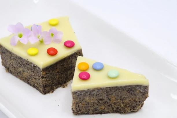 PLAZMA MAK KOLAČ PRELIVEN BELOM ILI TAMNOM ČOKOLADOM: Na prvi zalogaj svi se zaljube, prelepa je! (FOTO)