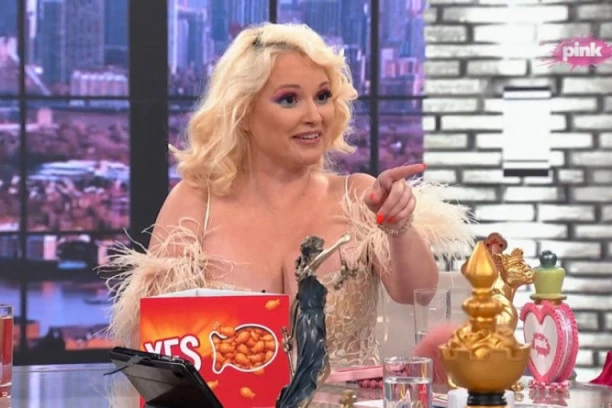 ZVALA ME JE DA SPAVAM SA NJOM I NJENIM MUŽEM! Naša pevačica od koleginice dobila poziv koji ju je šokirao: BIĆE ON IZMEĐU NAS DVE!