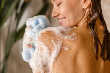 DOKTORKA OBJAŠNJAVA ZAŠTO NIJE DOBRO DA SE TUŠIRATE UJUTRU: Kako otvorimo oči hvatamo se za tuš, evo koja opcija je MNOGO BOLJA