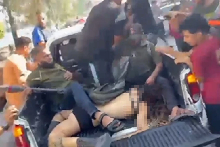(UZNEMIRUJUĆE) SNIMAK BLEDE MRTVE IZRAELSKE ŽENE KOJU SU ZVERSKI UBILI OBIŠAO JE ČITAV SVET! Monstrumi je skinuli do gole kože pa paradiraju naokolo DOK JE PLJUJU - dokle ide OVAJ RAT!
