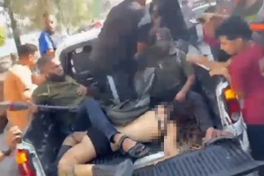 (UZNEMIRUJUĆE) SNIMAK BLEDE MRTVE IZRAELSKE ŽENE KOJU SU ZVERSKI UBILI OBIŠAO JE ČITAV SVET! Monstrumi je skinuli do gole kože pa paradiraju naokolo DOK JE PLJUJU - dokle ide OVAJ RAT!