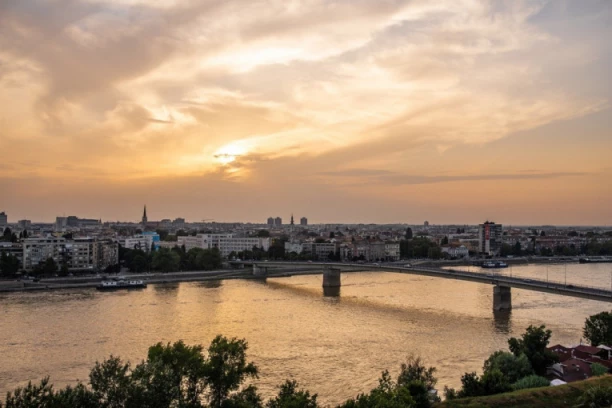 PANIKA U NOVOM SADU! Nad gradom ODZVANJAO HUK! Niko nije znao šta se događa (VIDEO)