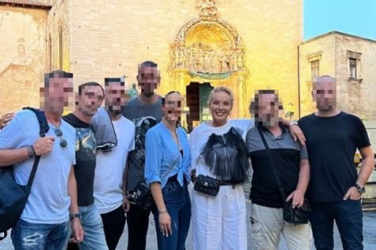 Lepa Brena na gej venčanju