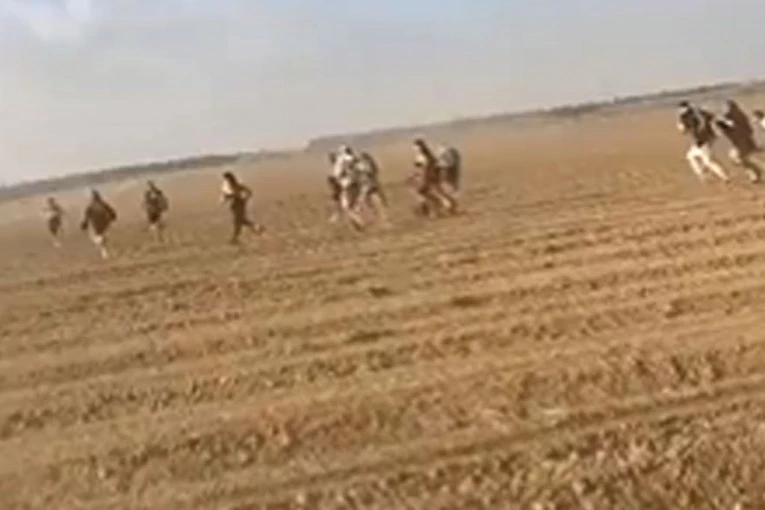 PREPLAŠENA GRUPA LJUDI PREKO PUSTINJE BEŽI OD RAFALA HAMASA! Borba za goli život, militanti nemaju milosti - dramatičan snimak iz Izraela! (FOTO)