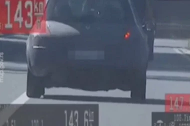 DROGIRAN UPRAVLJAO AUTOMOBILOM: Preticao kolonu vozila preko pune linije - vozio 143,6 KM/H! Uhapšen Užičanin (VIDEO)