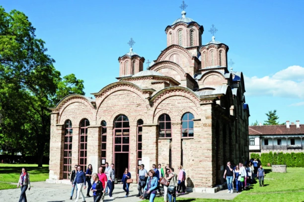 GRAČANICA U SVOJ ZAGRLJAJ PRIMILA SVE SRBE: Okupljeni iz Centralne Srbije, Crne Gore, Srpske poslali moćnu poruku na VIDOVDAN: "Kod kuće smo!" (VIDEO)
