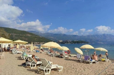 LJUDI SE KUPAJU I SUNČAJU USRED JESENI! Neverovatne slike sa Jadranskog primorja!