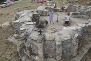 OTKOPALI TEMELJE CRKVE KASTUN KOD KRAGUJEVCA POSLE PET VEKOVA: Svima je postalo jasno zašto se taj deo sela od davnina zove Crkvište (FOTO)