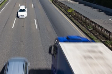 VOZIO U KONTRASMERU NA AUTO - PUTU BEOGRAD - NIŠ: Vozač juri dok mu kamion ide u susret!