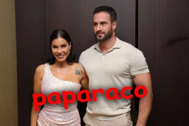 NEMA GDE IH NEMA! Mia Borisavljević i Bojan Grujić jure na sve strane nakon KAMENOVANJA lokala, evo gde smo ih UHVATILI! (PAPARACO)