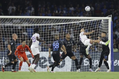 CRNI OBLACI KULJAJU NAD VEZUVOM! "Viola" ŠOKIRALA šampiona! Napoli već na -7 za liderom! Titula sve dalja! (VIDEO)