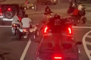 MOTOCIKLISTA NAPAO MAJKU I DVOJE DECE I RAZBIO IM PROZOR: Ovako jaku reakciju žene nije očekivao NI U SNU