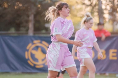 SAMO ZA MUŠKE OČI: Fudbalerka skinula dres i oduševila svet - kamerman je bio spreman da ovekoveči navedeni trenutak! (VIDEO)