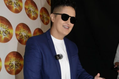 SLAVLJE U DOMU MARIJE ŠERIFOVIĆ: Pevačica ne skida osmeh sa lica, pristižu čestitke kolega!