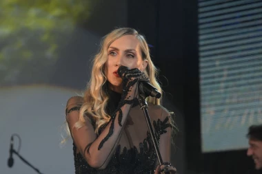 ŠOK-IZDANJE POZNATE GLUMICE! Pokazala lice BEZ GRAMA šminke, evo kako izgleda u petoj deceniji! (FOTO)